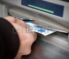 19123978-la-main-d-homme-d-obtenir-20-billets-en-euros-au-guichet-automatique-dans-la-rue