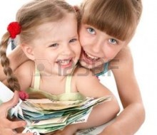 7890141-enfants-tenant-tas-d-argent-isol